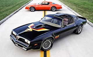 北美肌肉科技 深入探究77 Pontiac Firebird：独特外观与强劲性能的美国肌肉车